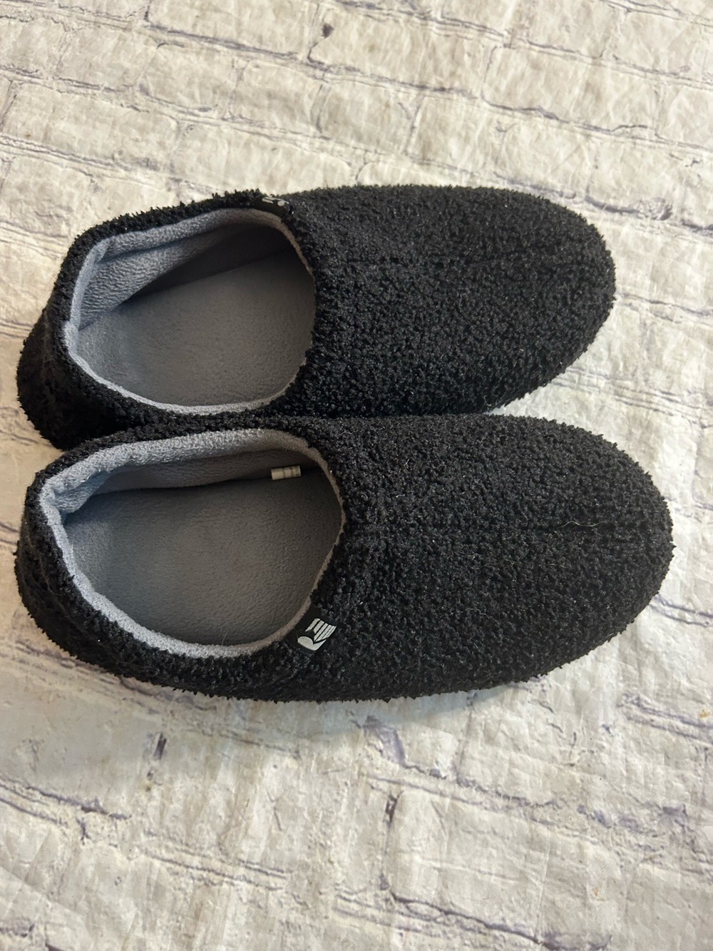 ROCKFOVE WOMEN’S TEDDY FLEECE CLOSED BACK SLIPPERS IN BLACK FUZZY SIZE 9-10